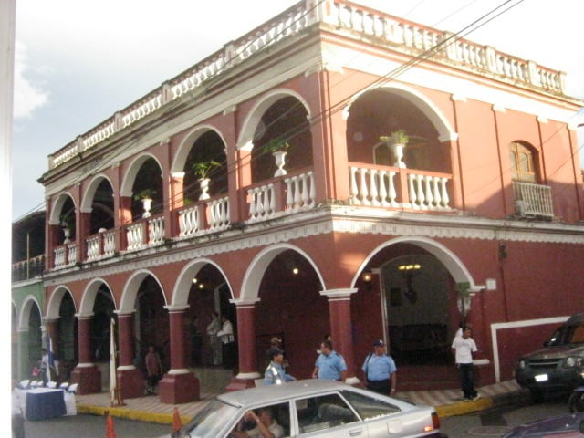 Imponente casa de dos plantas de los Lugo Arana, declarada Casa mas antigua de Granada